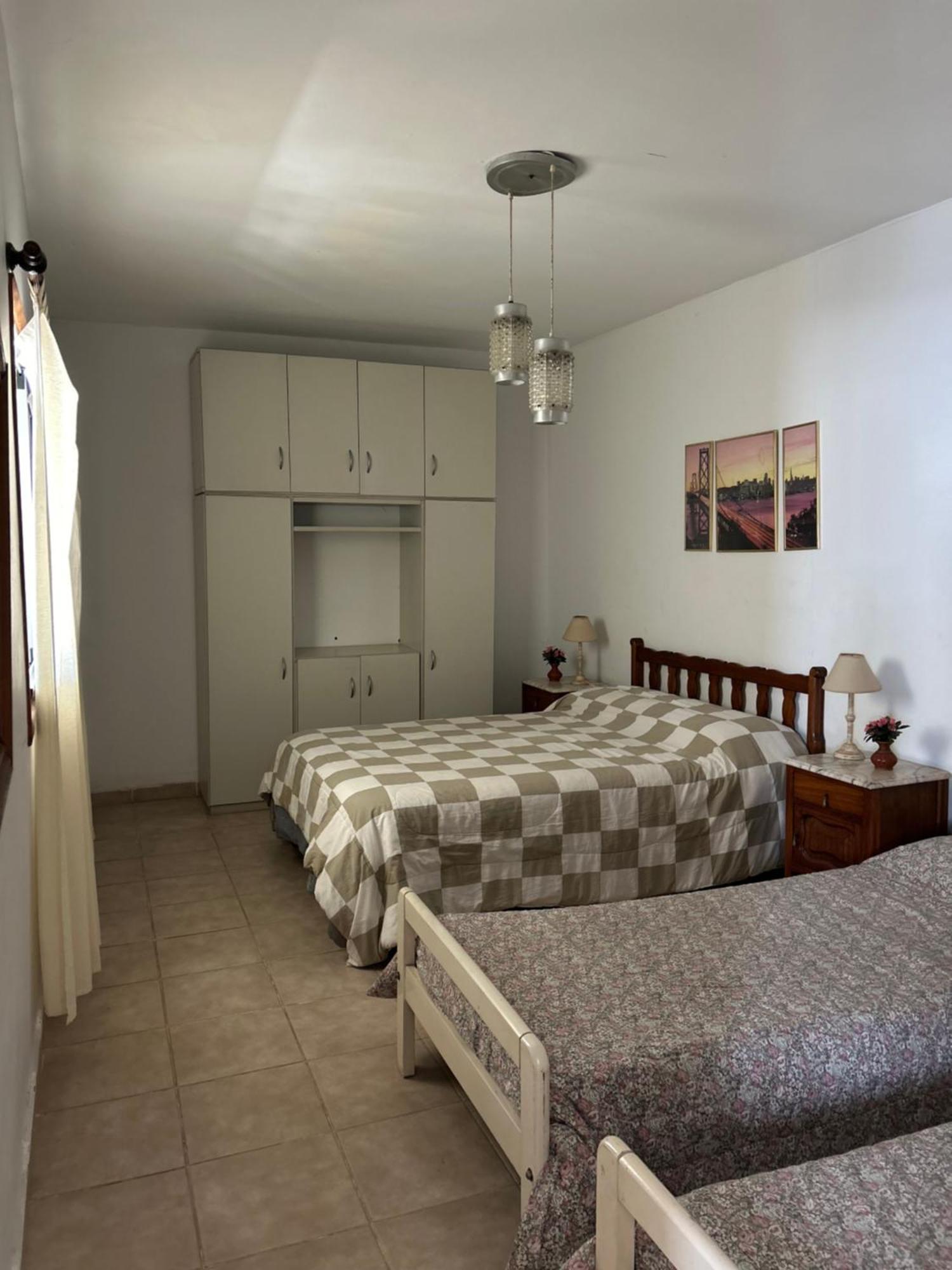 Casa En Con Parque, Parrilla Y Cochera Cubierta A Dos Cuadras Del Mar